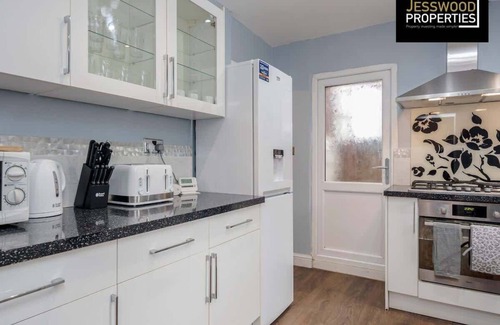 Luton Apartment | Contractors 6 Bedrooms | Garden | Wifi | Parking