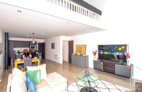 Bradford Apartment | Contractors and Family-Friendly Apartment| Fast Wi-Fi and Free Parking