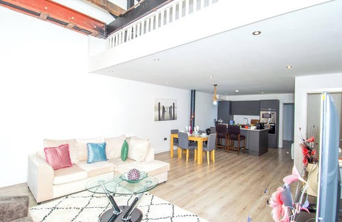 Bradford Apartment | Contractors and Family-Friendly Apartment| Fast Wi-Fi and Free Parking