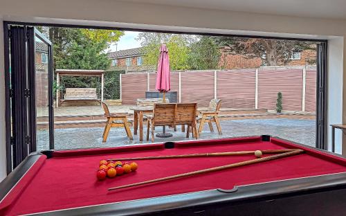 Tea Green House | Contractors Heaven-POOL TABLE-THREE BEDROOM HOUSE WITH SEPARATE ONE BEDROOM SELF CONTAINED-Close to AIRPORT