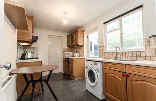 Swindon House | Contractors*Long Stay Discounts*Parking