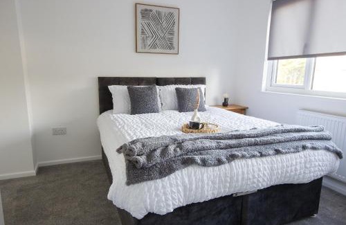 Luton Apartment | Contractors, Medical staff, Relocators, Families- 5 Bedroom 3 bathroom house- 2min walk to L&D