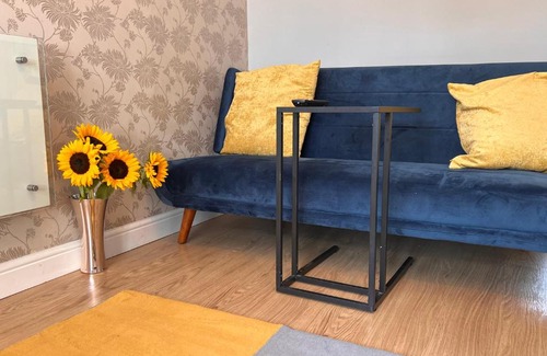 Giltbrook House | CONTRACTORS OR FAMILY HOUSE - M1 Nottingham - IKEA RETAIL PARK - CATKIN DRIVE - 2 Bed Home with Driveway, private garden, sleeps 4 - TV'S in all rooms