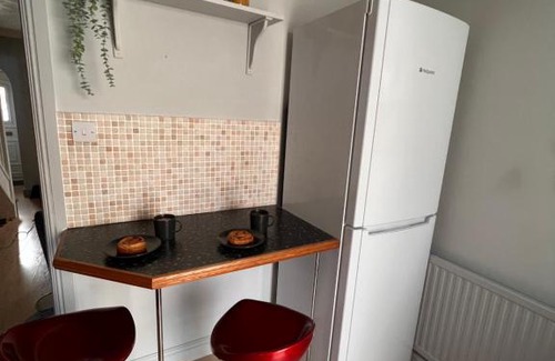 Giltbrook House | CONTRACTORS OR FAMILY HOUSE - M1 Nottingham - IKEA RETAIL PARK - CATKIN DRIVE - 2 Bed Home with Driveway, private garden, sleeps 4 - TV'S in all rooms