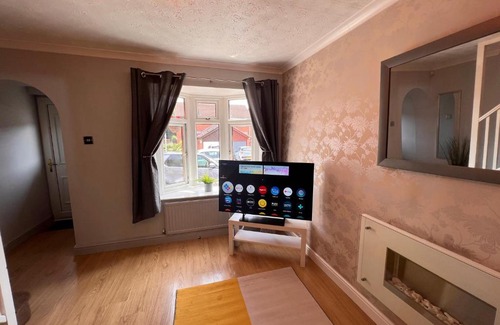 Giltbrook House | CONTRACTORS OR FAMILY HOUSE - M1 Nottingham - IKEA RETAIL PARK - CATKIN DRIVE - 2 Bed Home with Driveway, private garden, sleeps 4 - TV'S in all rooms