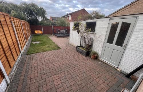 Giltbrook House | CONTRACTORS OR FAMILY HOUSE M1 Nottingham - IKEA RETAIL PARK - SWINDON CLOSE - 2 Bed Home with Driveway, private garden, sleeps 4 - TV'S in all rooms