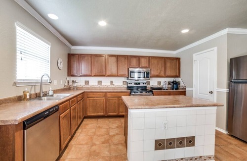 Live Oak House | Contractors, Spacious, JBSA- Randolph, Ft. Sam, Pearl, Riverwalknn