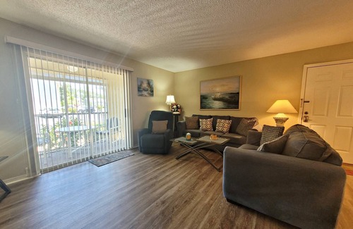 Daytona Beach Condo | Conv Located! 2 Miles 2 Daytona Intl Spdway/ Tanger Outlets-Ground Floor-Community Pool -Secure WIF!