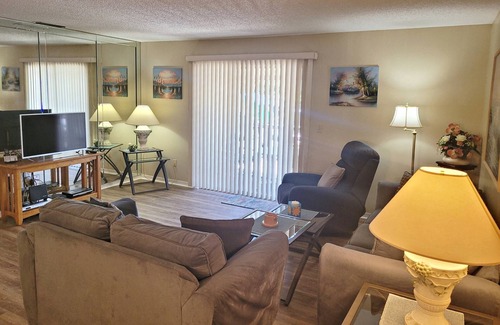 Daytona Beach Condo | Conv Located! 2 Miles 2 Daytona Intl Spdway/ Tanger Outlets-Ground Floor-Community Pool -Secure WIF!