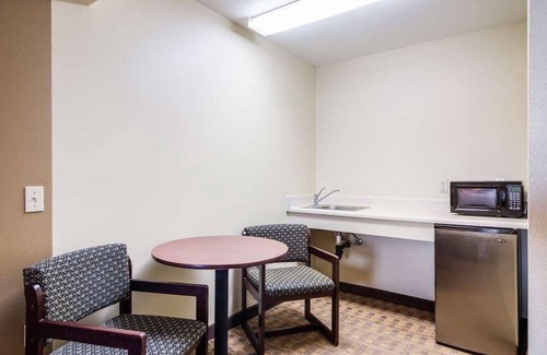 Aberdeen Hotel | Convenience At Its Best! With Free Breakfast, Pets Allowed, Free Parking!