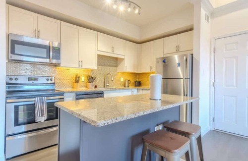 Irving Apartment | Convenient 1BR King Suite Pool, Gym & Parking 02