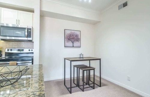 Las Colinas Apartment | Convenient 1BR King Suite Pool, Gym & Parking 04