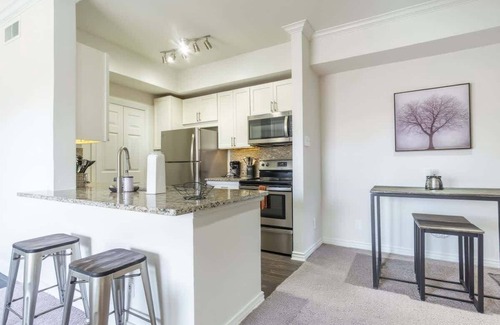 Las Colinas Apartment | Convenient 1BR King Suite Pool, Gym & Parking 04