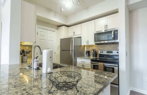Las Colinas Apartment | Convenient 1BR King Suite Pool, Gym & Parking 04