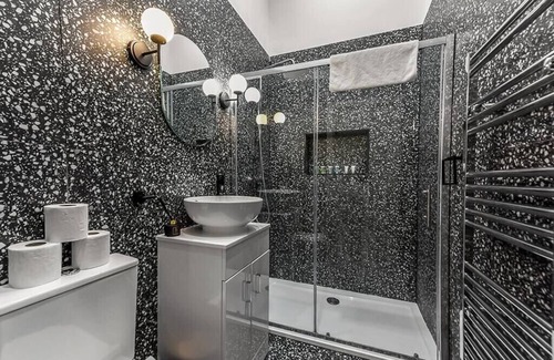 Seven Sisters Apartment | Convenient 2BR 2BA | near Tube Station