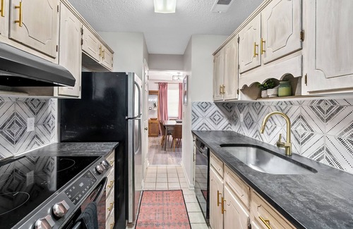Hoover House | Convenient 3/2.5 Boho Bungalow