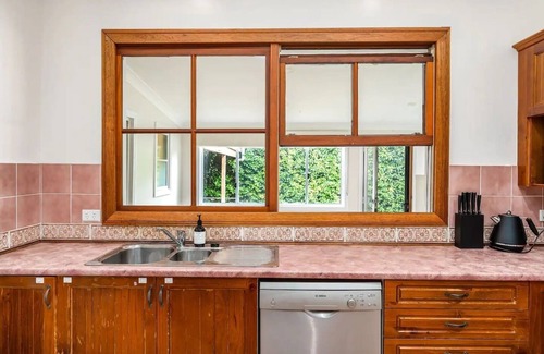 Adamstown Cottage | Convenient 3/bedroom Guest House in Adamstown