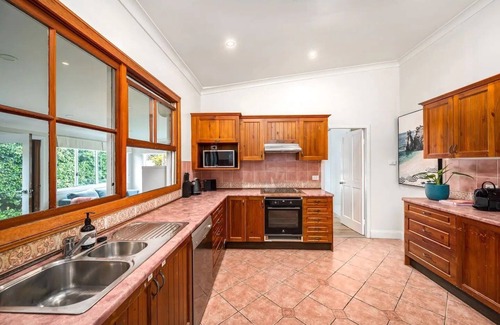 Adamstown Cottage | Convenient 3/bedroom Guest House in Adamstown