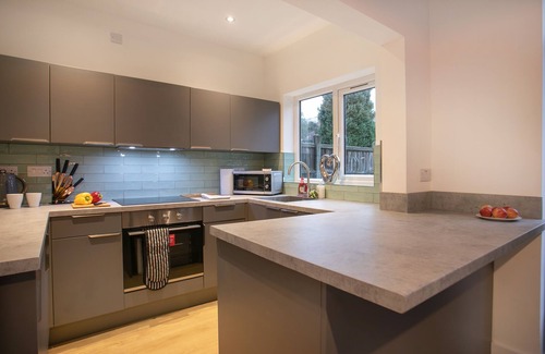 Mapperley House | Convenient 3 Bedroom House With Parking