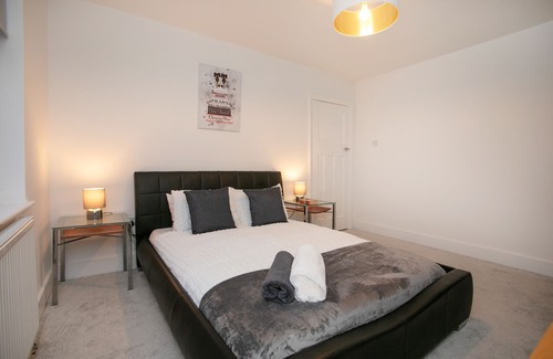 Mapperley House | Convenient 3 Bedroom House With Parking