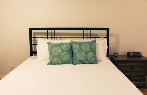 North Chattanooga House | Convenient 3bd private apt. 4 min to DT! Porch + King Bed + Full Kitchen!