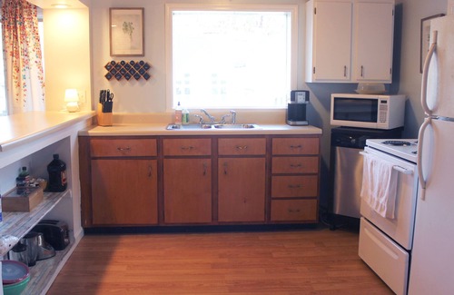North Chattanooga House | Convenient 3bd private apt. 4 min to DT! Porch + King Bed + Full Kitchen!
