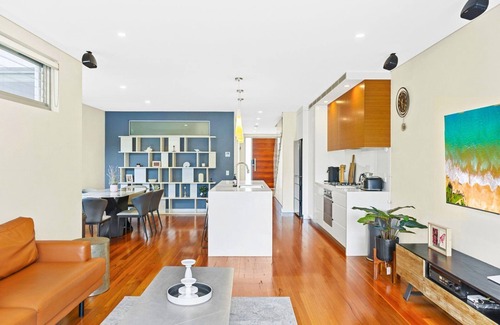 Eastlakes House | Convenient 4BR with Private Pool close to Airport