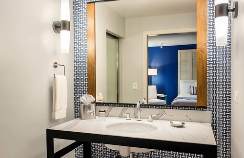 San Diego Hotel | Convenient Accommodation Short Drive to San Diego Airport and Sunset Cliffs!