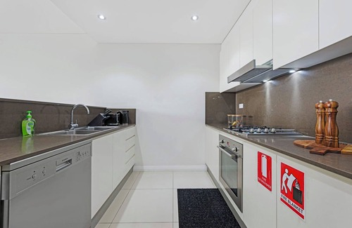 Mascot Apartment | Convenient Airport Getaway: Your Home Away from Home