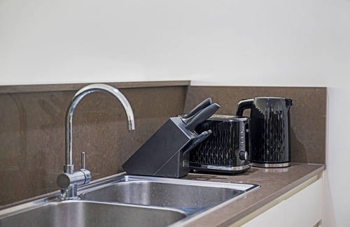 Mascot Apartment | Convenient Airport Getaway: Your Home Away from Home