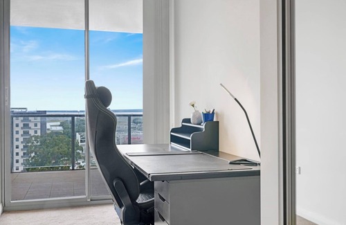 Mascot Apartment | Convenient Airport Getaway: Your Home Away from Home