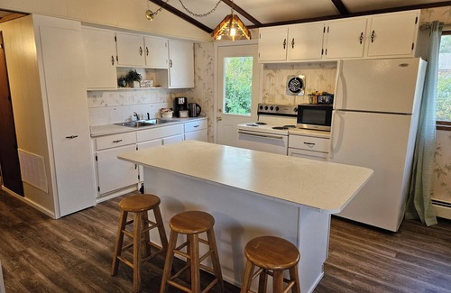 Hayward House | Convenient and comfortable 2 bedroom home in Hayward