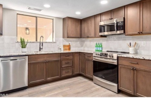 Canyon Ridge Homes House | Convenient And Quiet! Stroll to restaurants & shopping