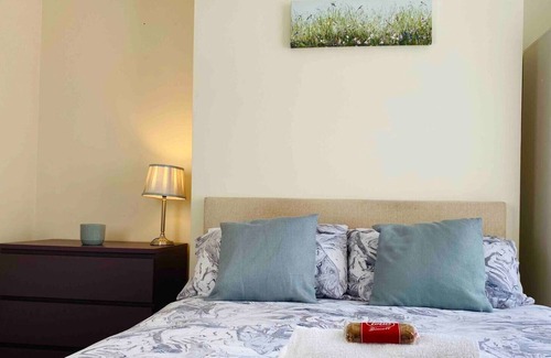 Edwinstowe House | Convenient and Spacious property, sleeps 6 with a big driveway and nice patio