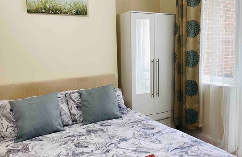 Edwinstowe House | Convenient and Spacious property, sleeps 6 with a big driveway and nice patio