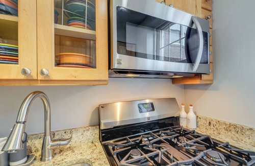 Arlington Heights Condo | Convenient Arlington Condo ~ 4 Mi to National Mall