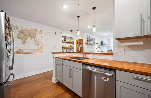 Fairmount House | Convenient Art Museum Apartment