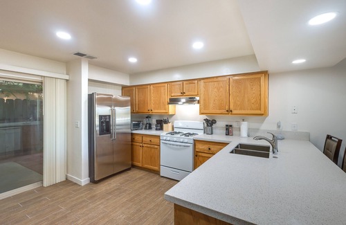Country Rose House | Convenient Bakersfield Townhome with Patio!