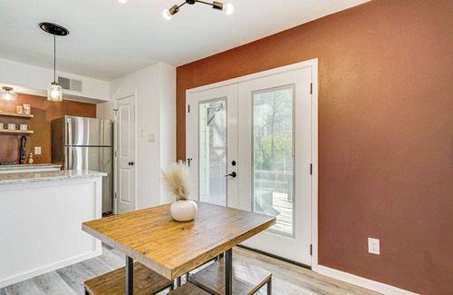 College Station House | Convenient Bryan Townhome w/Patio < 3 Mi to A&M!