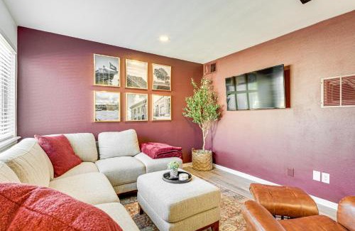 College Station House | Convenient Bryan Townhome with Patio Less Than 3 Mi to AandM!