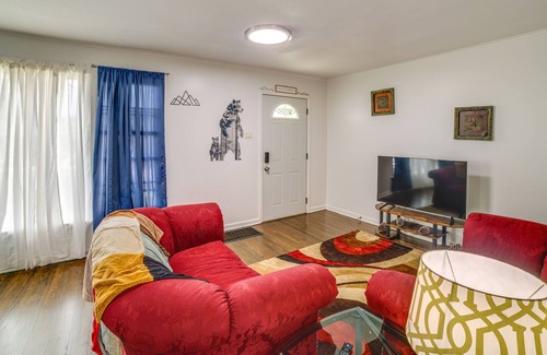 Clearing House | Convenient Chicago Vacation Rental w/ Office!