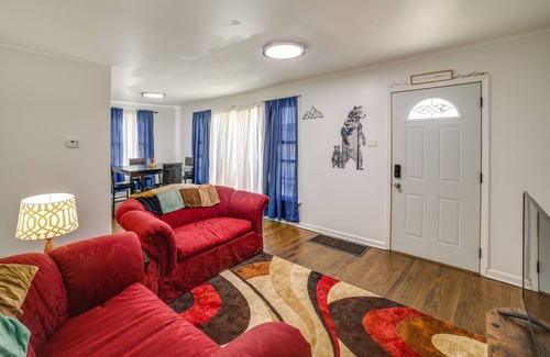 Clearing House | Convenient Chicago Vacation Rental w/ Office!