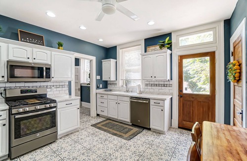 Cincinnati House | Convenient Cincy Boho Large Group Vacation Rental