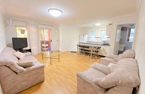 Hurstville Apartment | Convenient Family Home ,2 minutes walk to Station and Westfield