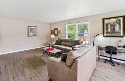 Gary House | Convenient Gary Vacation Rental, 10 Mi to Beach!