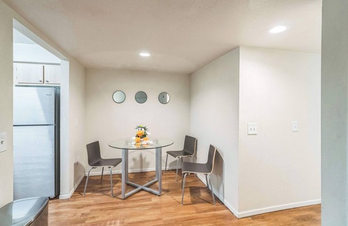 Harlow Apartment | Convenient Getaway Near Autzen Stadium and 5 mins to DT