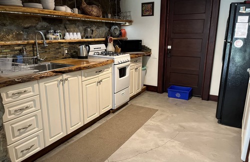 Kenilworth Apartment | Convenient Location : Charming & Stylish : Modern Amenities