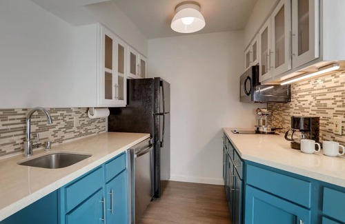 San Jose Hotel | Convenient Location! Close to Norman Y. Mineta Airport, with Outdoor Pool!