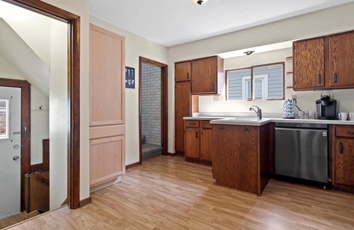 Milwaukee House | Convenient Milwaukee 5 bedroom. Petit ice center! Tv every room! Expos
