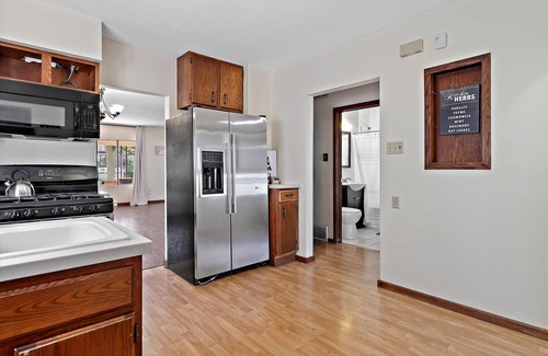 Milwaukee House | Convenient Milwaukee 5 bedroom. Petit ice center! Tv every room! Expos